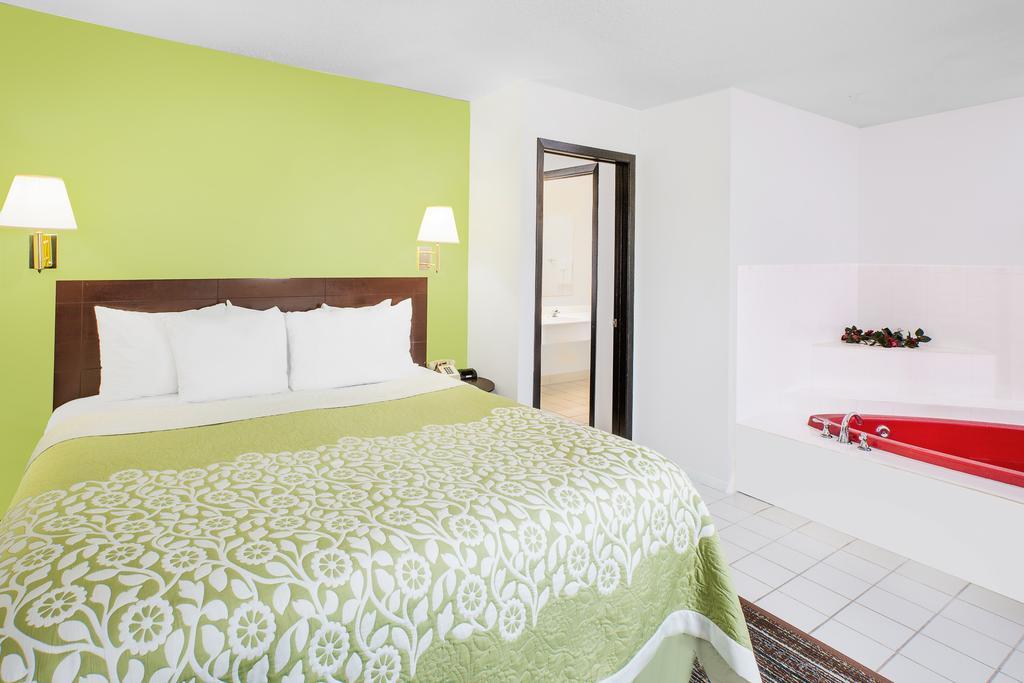 Days Inn By Wyndham York Exteriér fotografie